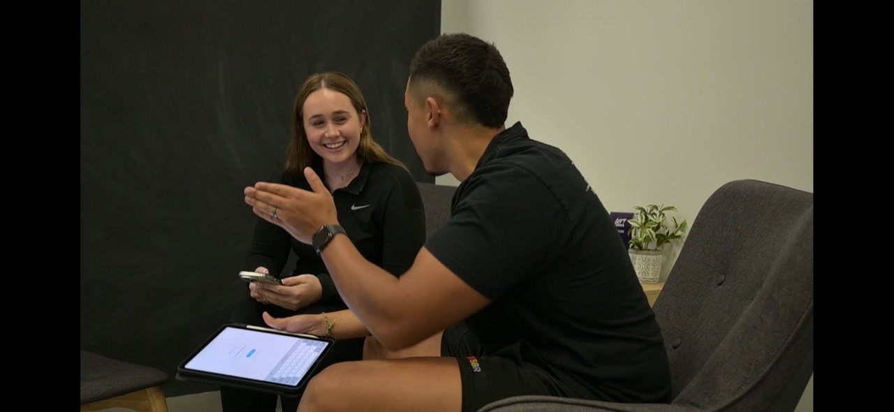 Coach Karl having a relaxed planning conversation with a client